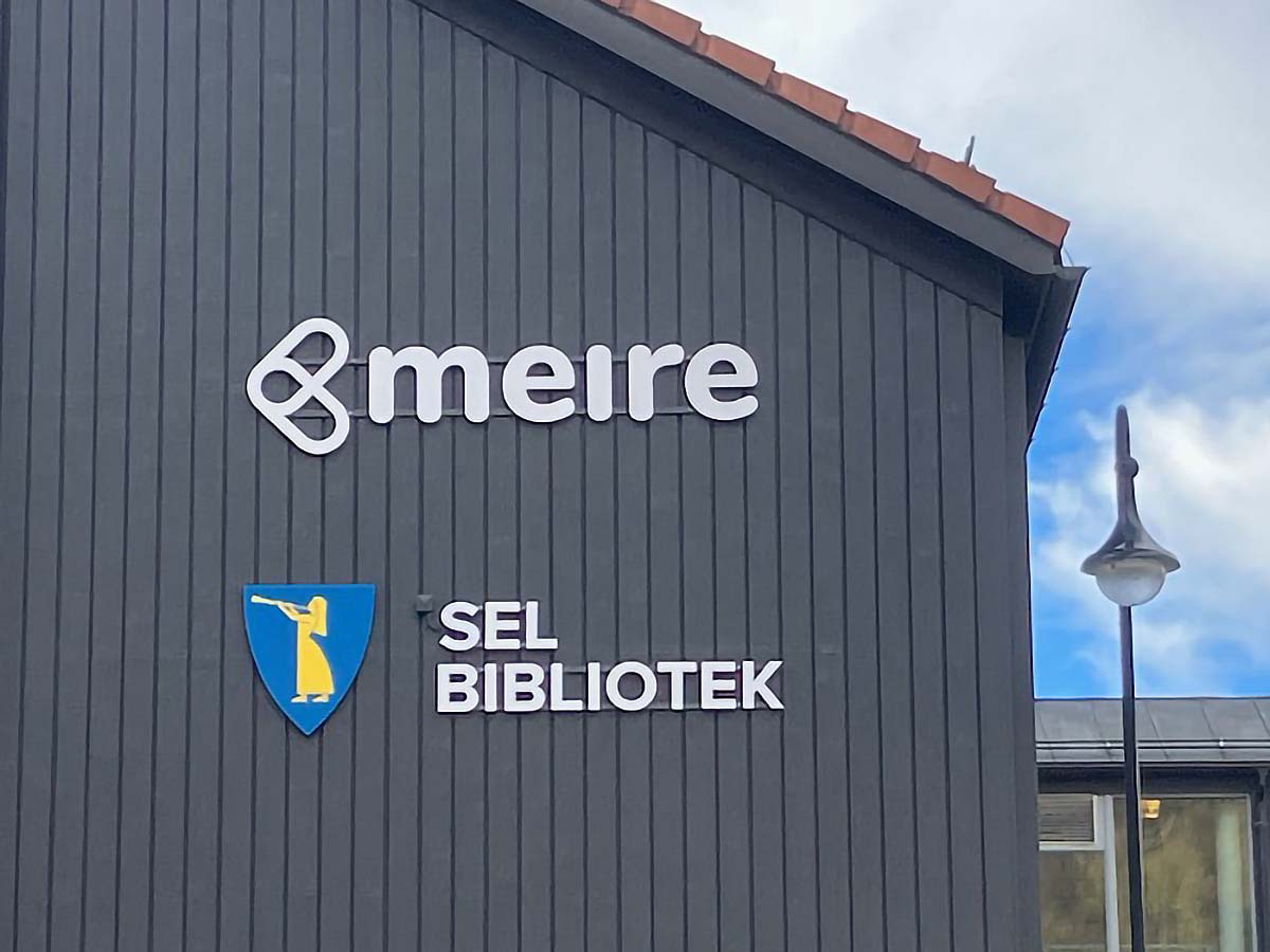 Fasadebokstaver Meire og bibliotek Otta